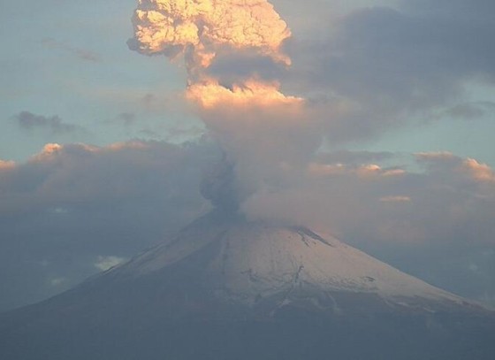 Meksika’daki Popocatepetl Yanardağı’nda son 24 saatte 9 patlama