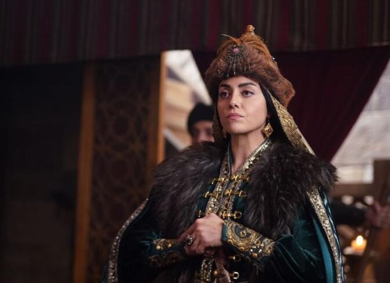 Derya Uluğa benzetildi! Valide İsmihan Sultan nasıl öldü? Valide Sultanı canlandıran Deniz Barut hangi dizilerde oynadı?