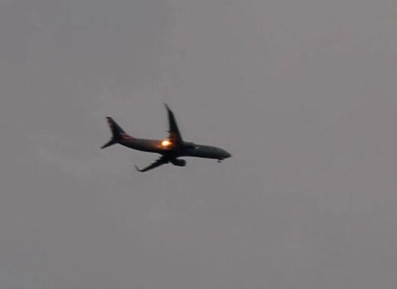 Havada panik dolu anlar: ABDde motoru alev alan yolcu uçağı acil iniş yaptı